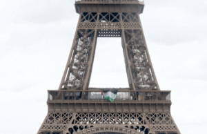 Ativistas penduram bandeira palestina na Torre Eiffel para o Dia da Nakba Ativistas penduram bandeira palestina na Torre Eiffel para o Dia da Nakba