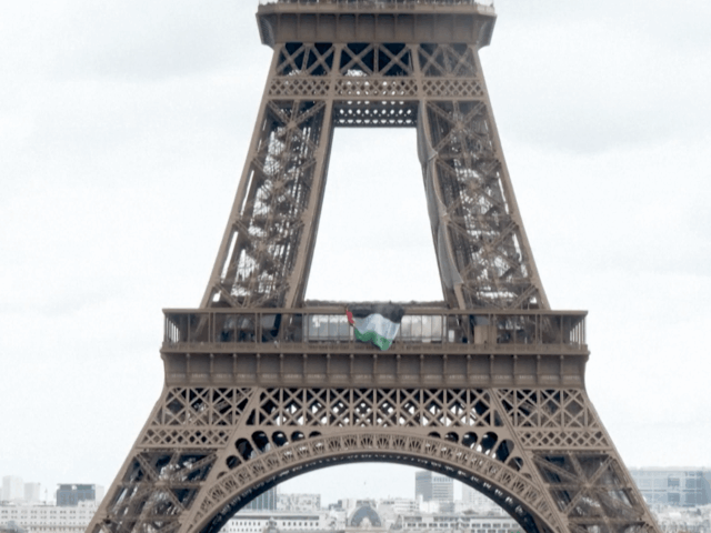 Ativistas penduram bandeira palestina na Torre Eiffel para o Dia da Nakba

