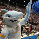 O mascote do Long Island University Sharks no chão durante a primeira rodada do jogo do torneio de basquete masculino da NCAA de 2026 contra o Arizona Wildcats na Viejas Arena na San Diego State University em 20 de março de 2026 em San Diego, Califórnia.