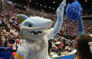 Atletismo da LIU colocado em liberdade condicional de três anos após investigação de elegibilidade da NCAA O mascote do Long Island University Sharks no chão durante a primeira rodada do jogo do torneio de basquete masculino da NCAA de 2026 contra o Arizona Wildcats na Viejas Arena na San Diego State University em 20 de março de 2026 em San Diego, Califórnia.