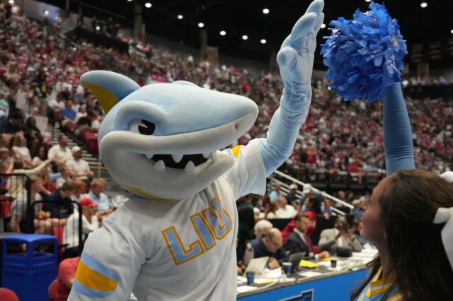 O mascote do Long Island University Sharks no chão durante a primeira rodada do jogo do torneio de basquete masculino da NCAA de 2026 contra o Arizona Wildcats na Viejas Arena na San Diego State University em 20 de março de 2026 em San Diego, Califórnia. 