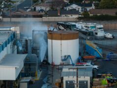 Atualização do tanque químico da Califórnia: suspeita de crack sugere mudança de estratégia Water is sprayed on a tank that overheated at an aerospace plant in Garden Grove, California, on May 22. (AP Photo/Ethan Swope)