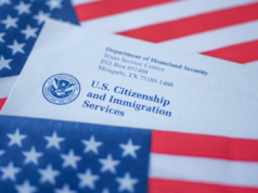 Atualização do visto H-1B: Texas tem como alvo ‘escritórios fantasmas’ em investigação de fraude Washington, DC, USA - September, 16, 2019: Letter from USCIS covered in flag of USA on American colors background - stock photo