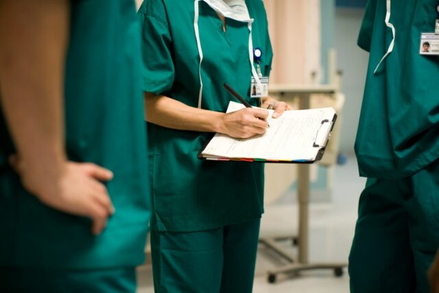 Atualização sobre vistos nos EUA: Médicos estrangeiros atingidos pela proibição de viagens recebem isenção
