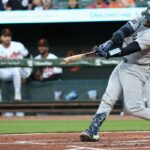 O apanhador do New York Yankees, Austin Wells (28), acerta um single.
