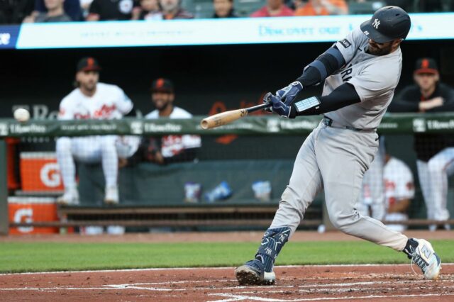 O apanhador do New York Yankees, Austin Wells (28), acerta um single.