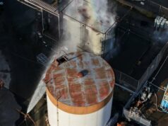 Autoridades da Califórnia dizem que uma possível rachadura em um tanque químico superaquecido pode reduzir o risco A água é pulverizada em um tanque químico.