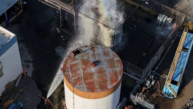 Autoridades da Califórnia dizem que uma possível rachadura em um A água é pulverizada em um tanque químico.