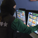Investigador do xerife da Flórida examina máquinas caça-níqueis ilegais durante operação de fiscalização de fliperamas no condado de Manatee e repressão aos jogos em todo o estado da Flórida