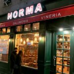 Um indivíduo não vacinado visitou o Restaurante Norma's em Hell's Kitchen entre 17h e 20h do dia 25 de abril de 2026.