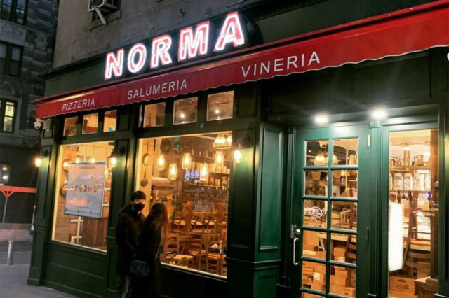 Autoridades de saúde alertam os clientes de restaurantes italianos de Um indivíduo não vacinado visitou o Restaurante Norma's em Hell's Kitchen entre 17h e 20h do dia 25 de abril de 2026.