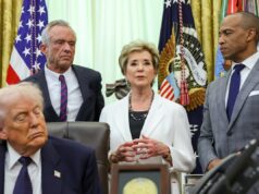 Auxílio Financeiro Estudantil: Trump Admin Fazendo Grandes Mudanças nos Pell Grants Education Secretary Linda McMahon, center, speaks alongside Health and Human Services Secretary Robert F. Kennedy Jr., left, and Housing and Urban Development Secretary Scott Turner during a proclamation signing by President Donald Trump in the Oval Office of the White House on May 5, 2026, in Washington. (Photo by Anna Moneymaker/Getty Images)