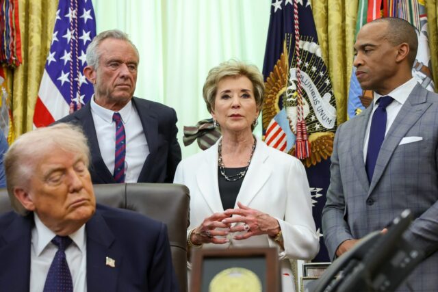 Auxílio Financeiro Estudantil: Trump Admin Fazendo Grandes Mudanças nos Pell Education Secretary Linda McMahon, center, speaks alongside Health and Human Services Secretary Robert F. Kennedy Jr., left, and Housing and Urban Development Secretary Scott Turner during a proclamation signing by President Donald Trump in the Oval Office of the White House on May 5, 2026, in Washington. (Photo by Anna Moneymaker/Getty Images)