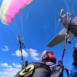 Avião atinge parapente em vídeo chocante