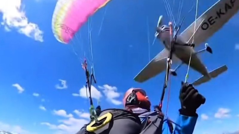 Avião atinge parapente em vídeo chocante