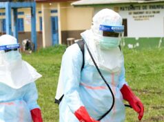 Avião com destino aos EUA é desviado para o Canadá devido a alerta de Ebola Profissionais de saúde preparam desinfecção num centro de tratamento na República Democrática do Congo.