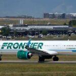 Um voo da Frontier Airlines aguarda na pista para decolagem no Aeroporto Internacional de Denver em 1º de setembro de 2023.