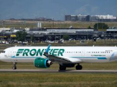 Avião da Frontier Airlines ataca e mata pessoa na pista do aeroporto de Denver: relatório Um voo da Frontier Airlines aguarda na pista para decolagem no Aeroporto Internacional de Denver em 1º de setembro de 2023.