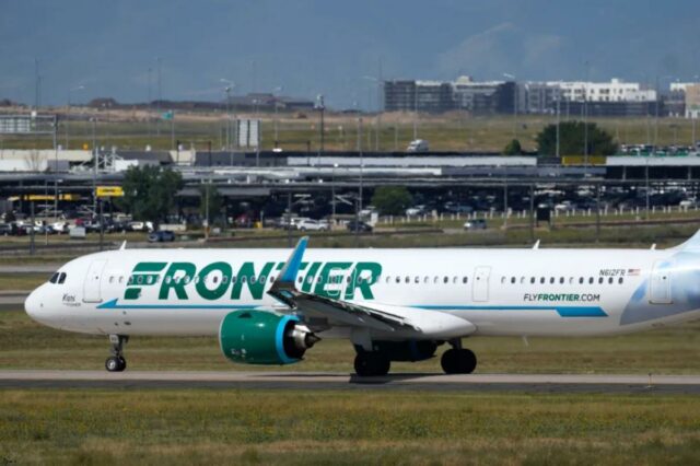 Um voo da Frontier Airlines aguarda na pista para decolagem no Aeroporto Internacional de Denver em 1º de setembro de 2023.