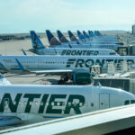 Aviões da Frontier e da United Airlines alinhados no Aeroporto Internacional de Denver.