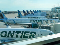 Avião de fronteira mata pedestre que saltava cerca durante decolagem em Denver Aviões da Frontier e da United Airlines alinhados no Aeroporto Internacional de Denver.