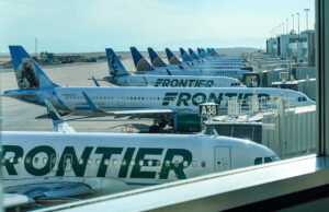 Avião de fronteira mata pedestre que saltava cerca durante decolagem em Denver Aviões da Frontier e da United Airlines alinhados no Aeroporto Internacional de Denver.