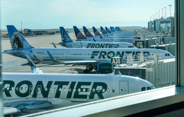 Avião de fronteira mata pedestre que saltava cerca durante decolagem Aviões da Frontier e da United Airlines alinhados no Aeroporto Internacional de Denver.