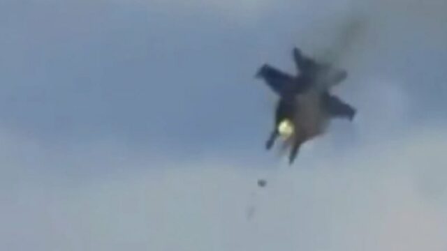 Aviões de combate colidem em show aéreo dos EUA
