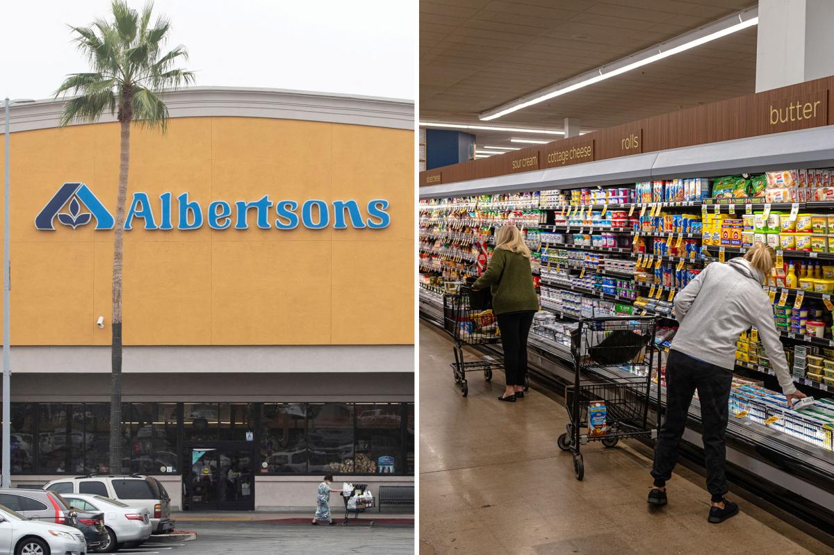 Uma mercearia Albertsons com um cliente saindo com um carrinho.