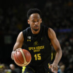 AJ Edu, do Gunma Crane Thunders, durante um jogo na B.League do Japão