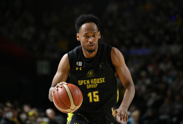 AJ Edu, do Gunma Crane Thunders, durante um jogo na B.League do Japão