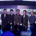 Apresenta tapete vermelho do American Music Awards 2026