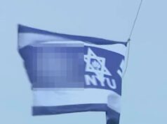 Bandeira da suástica hasteada acima do prédio da NYU em homenagem ao doador bilionário judeu durante a semana de formatura Michael Steinhardt falando no Reuters Investment Summit.