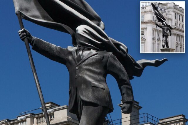 Banksy confirma que nova estátua em Londres de homem cego por uma bandeira é obra sua
