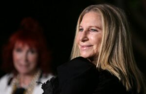Barbra Streisand cancela aparição em Cannes após lesão no joelho: ‘Infelizmente incapaz de comparecer’ O presidente dos EUA, Donald Trump, fala em frente à bandeira americana para a imprensa enquanto se dirige à Casa Branca em 12 de maio de 2026 em Washington, DC