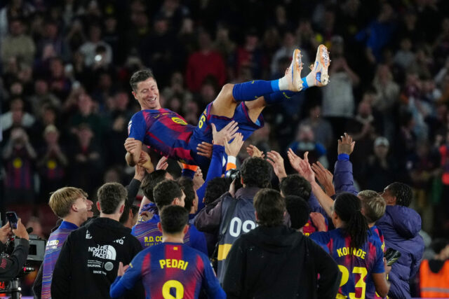 Barcelona vence na despedida de Robert Lewandowski Roberto LewandowskiBarcelona
