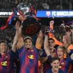 O atacante inglês nº 14 do Barcelona, ​​Marcus Rashford (R), comemora o primeiro gol de seu time durante a partida de futebol da liga espanhola entre FC Barcelona e Real Madrid CF no Estádio Camp Nou, em Barcelona, ​​em 10 de maio de 2026. (Foto de Lluis GENE / AFP)
