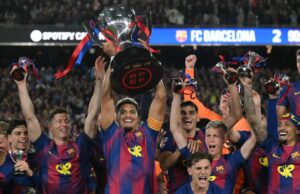 Barcelona venceu o Real Madrid por 2 a 0 no El Clasico e manteve o título da La Liga O atacante inglês nº 14 do Barcelona, Marcus Rashford (R), comemora o primeiro gol de seu time durante a partida de futebol da liga espanhola entre FC Barcelona e Real Madrid CF no Estádio Camp Nou, em Barcelona, em 10 de maio de 2026. (Foto de Lluis GENE / AFP)