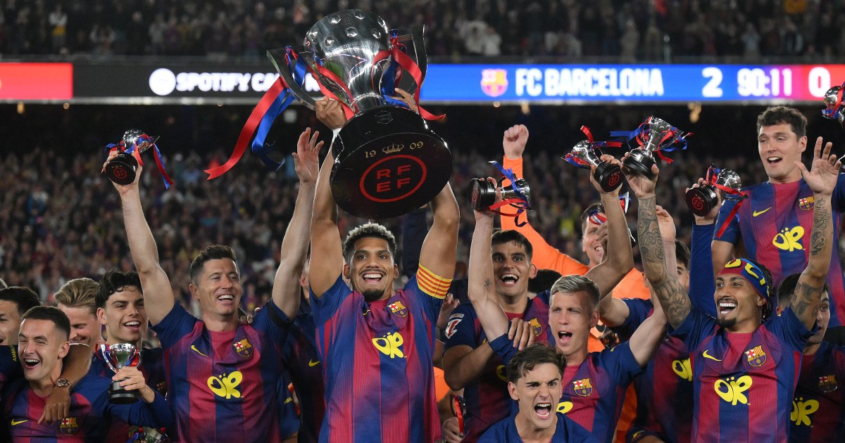 O atacante inglês nº 14 do Barcelona, ​​Marcus Rashford (R), comemora o primeiro gol de seu time durante a partida de futebol da liga espanhola entre FC Barcelona e Real Madrid CF no Estádio Camp Nou, em Barcelona, ​​em 10 de maio de 2026. (Foto de Lluis GENE / AFP)