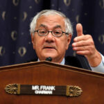 Pablo Martinez Monsivais/AP - FOTO: O deputado Barney Frank fala durante sua entrevista coletiva sobre sua aposentadoria, em 29 de novembro de 2011, no Capitólio, em Washington.