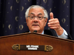 Barney Frank, ex-congressista de Massachusetts, morre aos 86 anos Pablo Martinez Monsivais/AP - FOTO: O deputado Barney Frank fala durante sua entrevista coletiva sobre sua aposentadoria, em 29 de novembro de 2011, no Capitólio, em Washington.