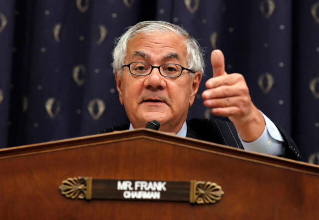 Barney Frank, ex-congressista de Massachusetts, morre aos 86 anos Pablo Martinez Monsivais/AP - FOTO: O deputado Barney Frank fala durante sua entrevista coletiva sobre sua aposentadoria, em 29 de novembro de 2011, no Capitólio, em Washington.