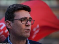 Barões sindicais militantes tramando um ‘inverno de descontentamento’ na tentativa de obter aumentos salariais que combatam a inflação – mas esperam que o ‘simpático’ Andy Burnham se torne primeiro-ministro e ceda às suas demandas Andy Burnham, que deverá concorrer à liderança trabalhista se vencer a eleição suplementar de Makerfield, é visto como mais de esquerda pelos sindicatos, que esperam que ele se torne primeiro-ministro.