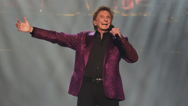 Barry Manilow adia datas em Las Vegas, mas diz que está fazendo “grande progresso” na recuperação do câncer
