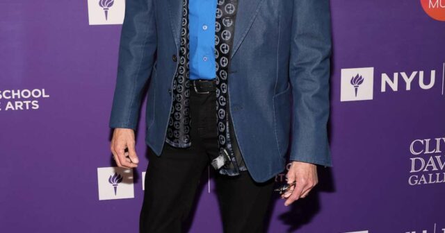 Barry Manilow revela que cirurgia estética ele fez Barry-Manilow-GettyImages-2197176521