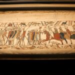O Museu Bayeux exibe a Tapeçaria Bayeux, que retrata cenas da Batalha de Hastings de 1066