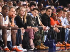 Ben Stiller e Timothee Chalamet lideram o Celebrity Row repleto de estrelas para o grande jogo dos Knicks contra os Cavaliers… mas não há sinal de Kylie Jenner O superfã do Knicks, Timothee Chalamet, esteve no jogo de Nova York contra o Cavaliers na terça-feira