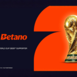 Anúncio do patrocinador Betano da Copa do Mundo FIFA 2026 com a marca oficial do torcedor do torneio ao lado do troféu da Copa do Mundo FIFA em fundo laranja.