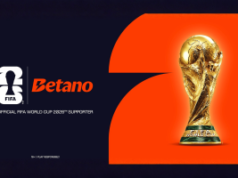 Betano expande presença na Copa do Mundo FIFA por meio de nova parceria no torneio de 2026 Anúncio do patrocinador Betano da Copa do Mundo FIFA 2026 com a marca oficial do torcedor do torneio ao lado do troféu da Copa do Mundo FIFA em fundo laranja.