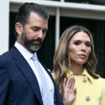 Bettina Anderson e Donald Trump Jr. caminham na pista em Teterboro, Nova Jersey, em 13 de julho de 2025 - Brendan Smialowski/AFP/Getty Images